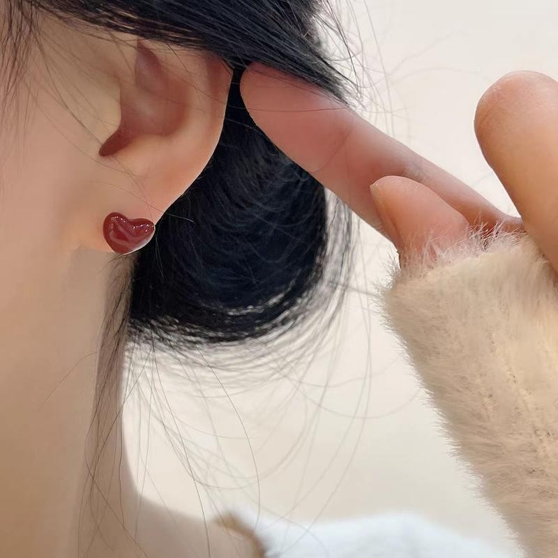 Bông tai trái tim tình yêu nhỏ giọt dầu đỏ cổ điển màu trắng