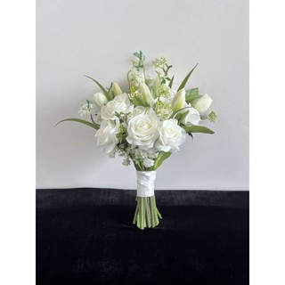 Bó hoa cưới cầm tay cô dâu từ hoa hồng, tulip và tiểu tú cầu xanh CEVERIA C0264