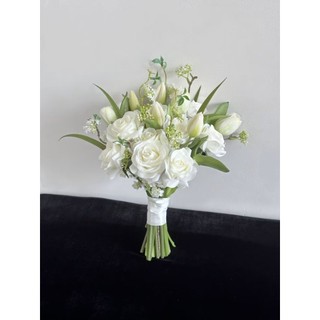 Bó hoa cưới cầm tay cô dâu từ hoa hồng, tulip và tiểu tú cầu xanh CEVERIA C0264
