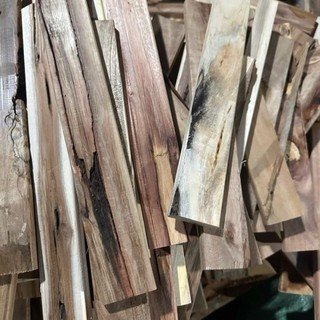 Gỗ tràm vụn dùng làm củi,bán theo kg, gỗ dùng để đốt lò nấu bánh, đốt lửa trại, có thể lọc ra dùng để dercor, làm ghế