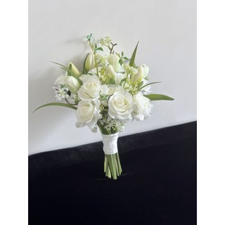 Bó hoa cưới cầm tay cô dâu từ hoa hồng, tulip và tiểu tú cầu xanh CEVERIA C0264