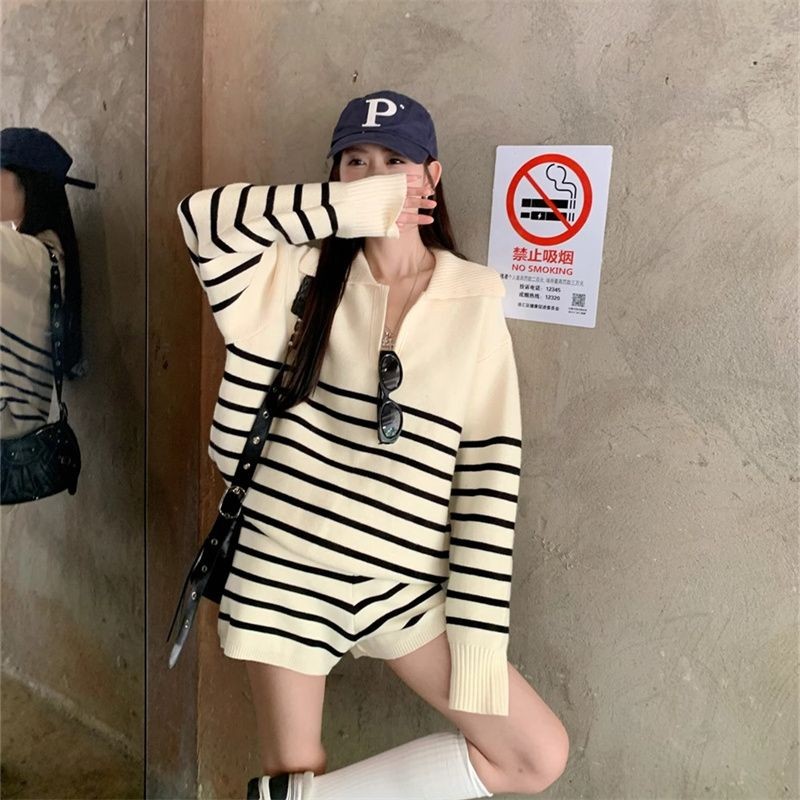Retro Sọc Thu Đông Phong Cách Mới Cổ Dài Tay Dệt Kim Áo Len Phù Hợp Với Quần Short Dệt Kim Bộ 2 Mảnh 241107