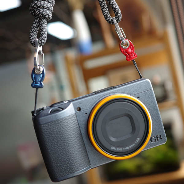 Cá ngu ngốc Handmade Lớp đầu tiên Túi đựng máy ảnh da bò Dây buộc Dây đeo máy ảnh Micro SLR Phụ kiện kỹ thuật số Đa năng có thể treo cổ Đeo vai Ricoh Fuji Leica Dây đeo vai bện văn học Pr