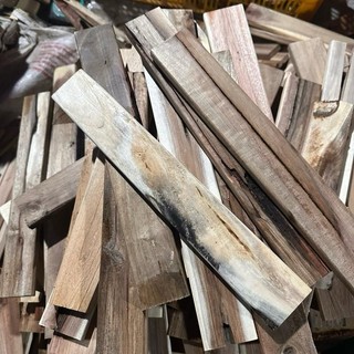 Gỗ tràm vụn dùng làm củi,bán theo kg, gỗ dùng để đốt lò nấu bánh, đốt lửa trại, có thể lọc ra dùng để dercor, làm ghế