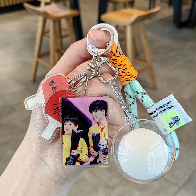 ✨Sản phẩm mới✨Sun Ying Sa Sa Đầu Kết Hợp Bóng Bàn Chữ Ký Móc Khóa Wang Chuqin Mặt Dây Chuyền Trang Sức Bóng Túi Sa Sa Sa Sa Sa Phụ Kiện Ba Lô✨Sự kiện✨