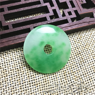 Mặt dây chuyền đá xanh lá kèm khóa an toàn, tua rua