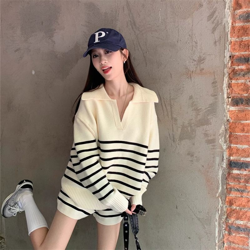 Retro Sọc Thu Đông Phong Cách Mới Cổ Dài Tay Dệt Kim Áo Len Phù Hợp Với Quần Short Dệt Kim Bộ 2 Mảnh 241107