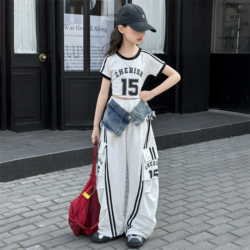 Bộ đồ khâu bé gái Mùa hè 2025 Phong cách mới Áo thun ngắn chữ cái trẻ em + Quần yếm khâu Denim Bộ đồ hai mảnh