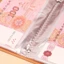 GREAT 100 Phong Bì Tiết Kiệm Tiền Challeng, Dung Tích Lớn Làm Giàu Qua Đêm Chất Kết Dính Mini Tiết Kiệm Thử Thách, Quà Tặng Năm Có Thể Tái Sử Dụng Chất Kết Dính Ngân Sách PU Chống Thấm Nước Người Yêu