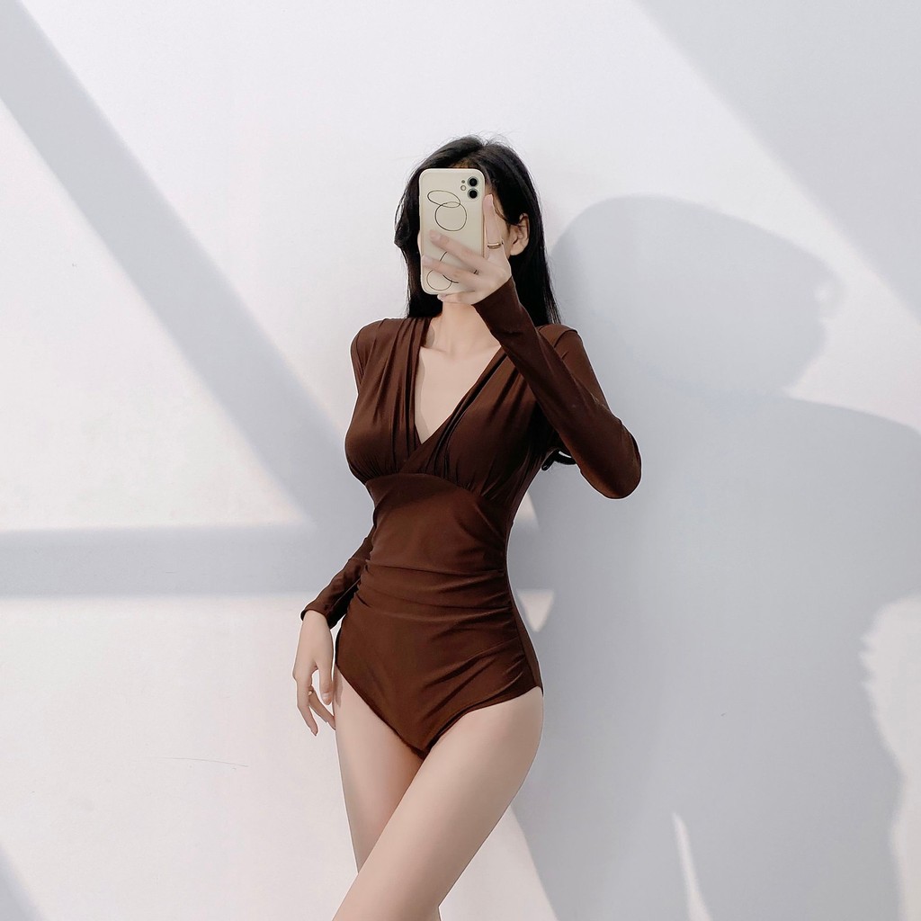 Đồ bơi một mảnh cổ V màu nâu đậm, thiết kế xếp nếp ôm sát, phù hợp cho bãi biển và suối nước nóng - M/L/XL