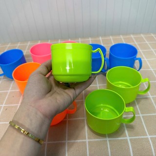 Cốc ( Ly ) Tách uống nước có quai cho bé được làm từ chất liệu nhựa an toàn - nhiều màu - Phương Trang
