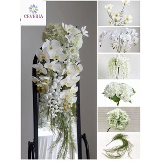 Bó hoa cưới cầm tay cô dâu dáng thác đổ phong cách phối hoa lan trắng kiêu sa  CEVERIA