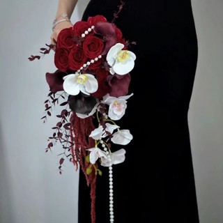 Bó hoa cô dâu dáng thác đổ phối hoa rum , lan và lá đỏ màu đỏ nhung