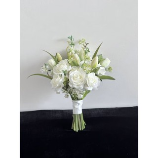 Bó hoa cưới cầm tay cô dâu từ hoa hồng, tulip và tiểu tú cầu xanh CEVERIA C0264