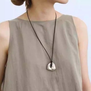 ✪[1651 Đánh giá tích cực] Thời trang tối giản Nhật Bản, sang trọng nhẹ nhàng, dây da có mặt dây chuyền mạ đồng rỗng, dây chuyền áo len có thể điều chỉnh IZPJ