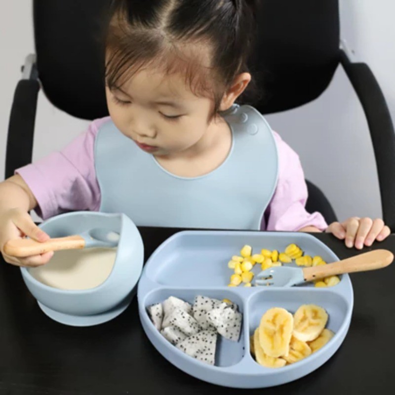 Bát ăn dặm silicone cho bé từ 5 tháng, Kèm Thìa Gỗ, Đế hít chống trượt đổ, An Toàn, Dễ Vệ Sinh