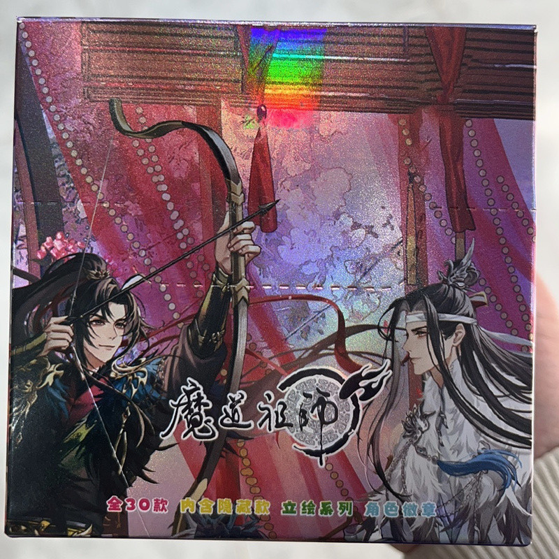 Mo Dao Zu Shi 【 ❈ ❥ ❈ 🍎 】 Hộp mù – Huy hiệu kim loại lấp lánh 75mm + Bộ nhãn dán thẻ | Anime sưu tập Đại kiện tướng của Demonic Cultivation