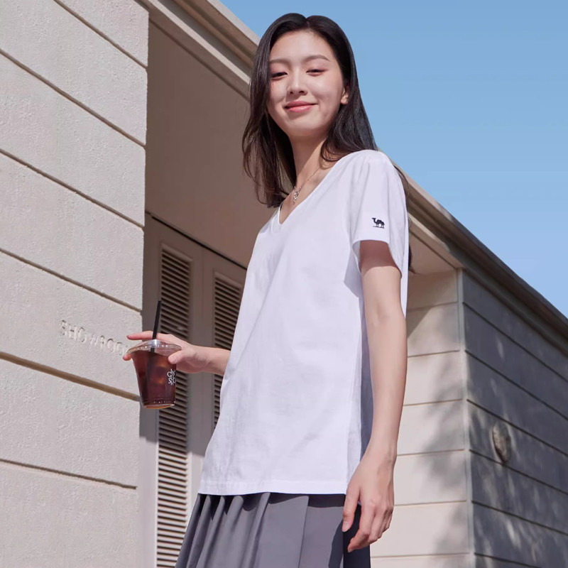 Ảnh Camel CROWN Áo thun ngắn tay nữ đáy áo sơ mi hot girl phong cách lười biếng cổ chữ V nguyên chất cotton thể thao hàng đầu 3