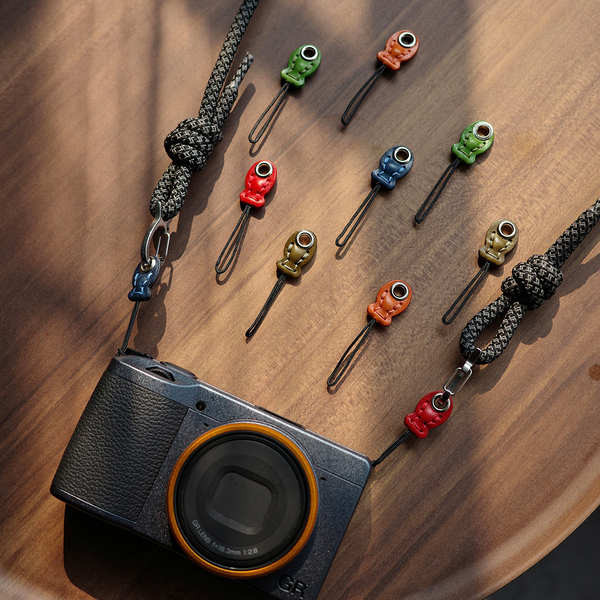 Cá ngu ngốc Handmade Lớp đầu tiên Túi đựng máy ảnh da bò Dây buộc Dây đeo máy ảnh Micro SLR Phụ kiện kỹ thuật số Đa năng có thể treo cổ Đeo vai Ricoh Fuji Leica Dây đeo vai bện văn học Pr
