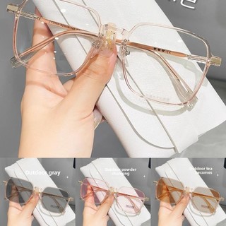 Gương phẳng đổi màu, kính cận thị thời trang với thiết kế phong cách nữ và khả năng chống ánh sáng xanh, gọng đen.