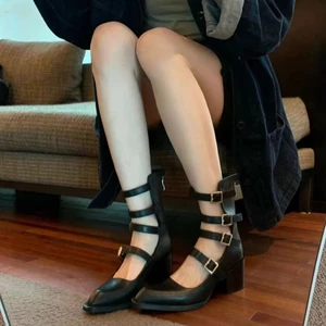 La Mã Khóa Dây Đeo Mũi Nhọn Giày Gót Dày Nữ Xuân Hè Phong Cách Mới Dép Giày Bốt Nữ Retro Hot Girl Rỗng Giữa Ống Giày