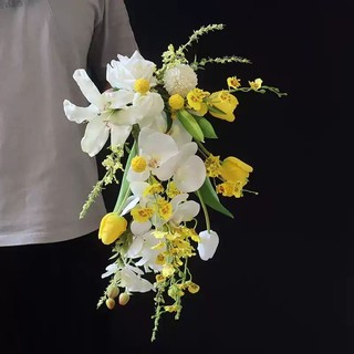 Bó hoa thác nước hình giọt nước ngọt màu vàng  hoa lan và mai vàng kèm tulip