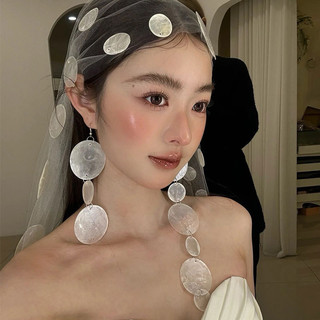 Bông tai tua rua vỏ dài có cảm giác và khí chất cao cấp