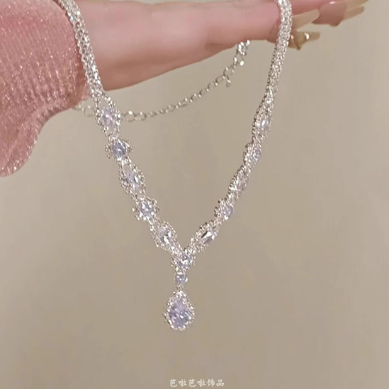 Vòng cổ kim cương lấp lánh với tua rua, thiết kế sang trọng và phù hợp làm choker
