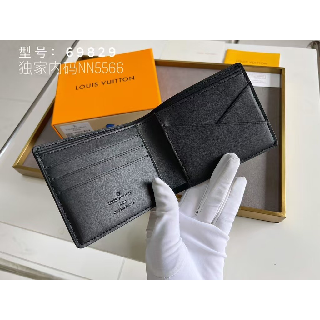 Chuẩn bị gửi hàng du lịch, hành lý, phụ kiện du lịch, túi đựng đồ du lịch M69829