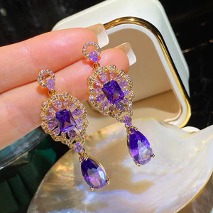 Tính khí nhẹ sang trọng Ánh sáng đẹp Tính khí sang trọng Zircon thanh lịch