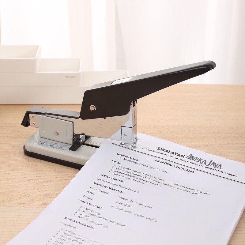 Dập bấm kim ghim 80 tờ Deli 0390. -
