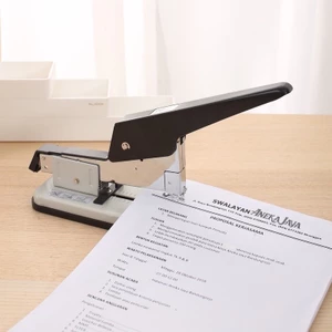 Dập bấm kim ghim 80 tờ Deli 0390. -