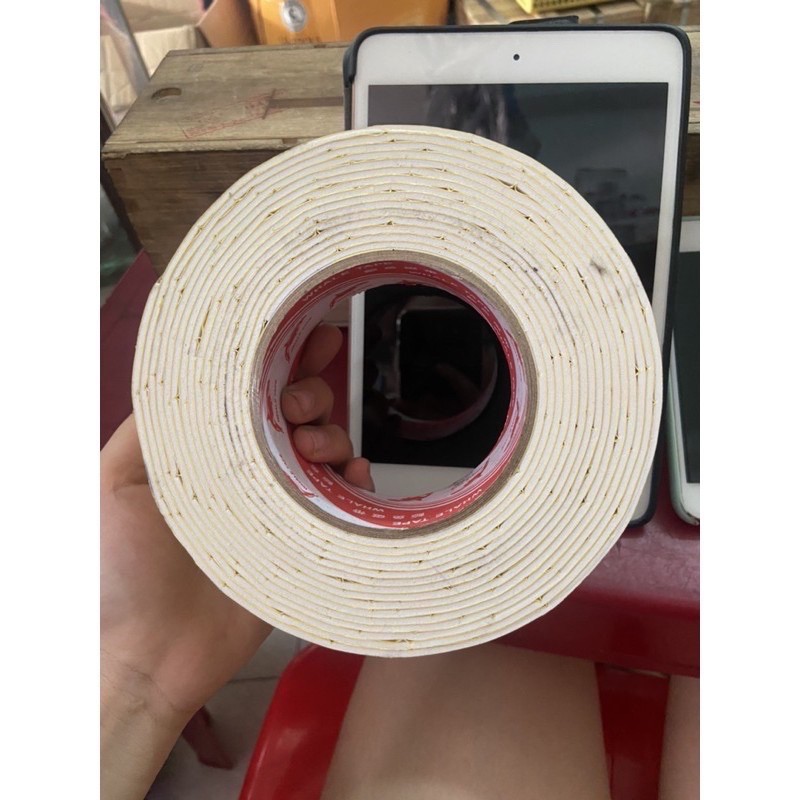 Băng keo, băng dính 2 mặt có lớp xốp trắng ở giữa.