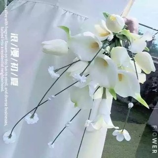 Bó hoa cưới cầm tay cô dâu từ hoa rum và tulip dáng giọt nước R245