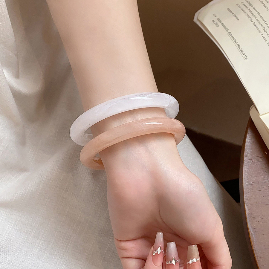 Vòng tay mở họa tiết màu đỏ, thiết kế sinh động, phù hợp trang sức hàng ngày
