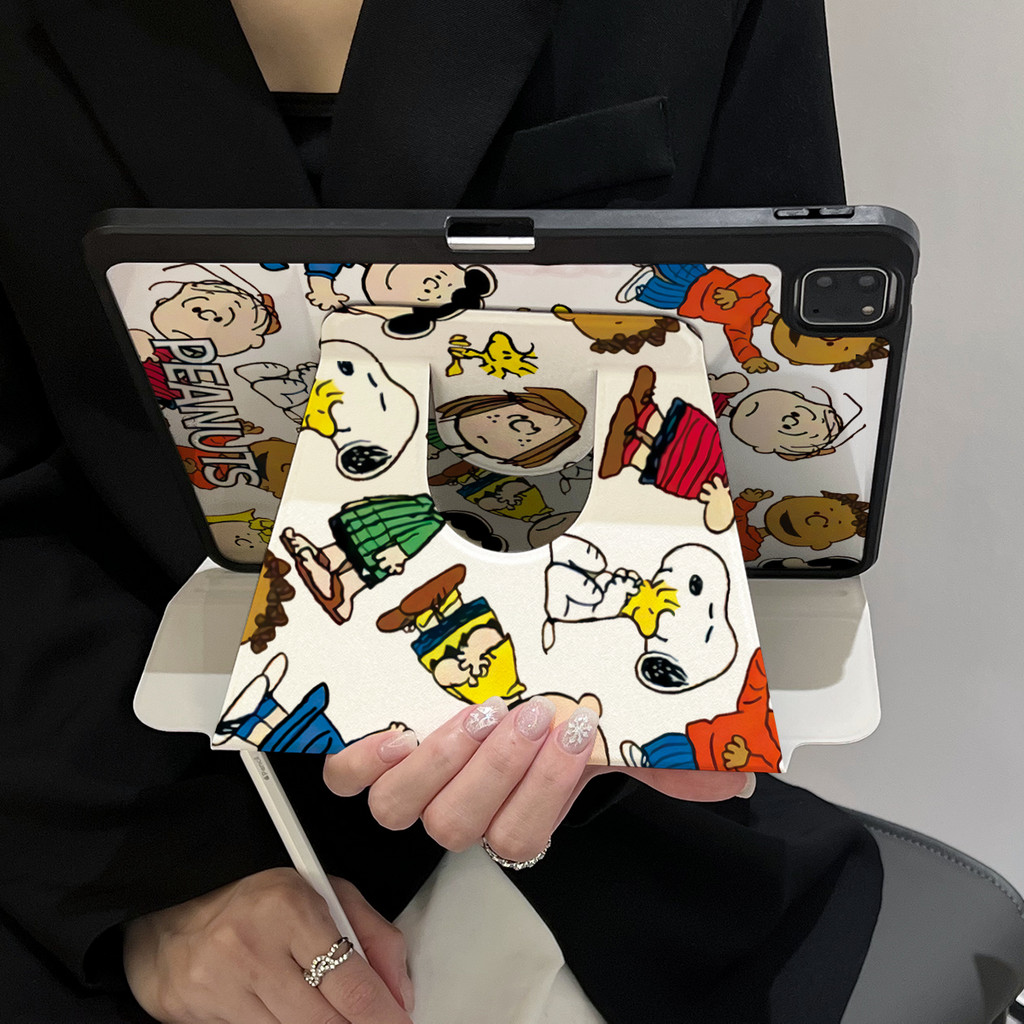 Vỏ Snoopy xoay 360 độ gen7 gen8 gen9 10.2 hộp đựng cho iPad2024 air6 11inch 20 / 21Pro11Air3 / 4 / 5 10.9 gen10 2022 Air1 / 2 gen5 gen6 9.7 Vỏ bảo vệ có khe cắm bút