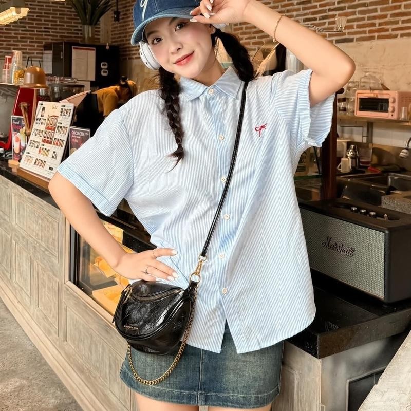 Áo mi kẻ sọc tay ngắn thêu nơ xinh xắn A20 Nữ Top Women thường áo cánh & áo mi somitim sơ minu
