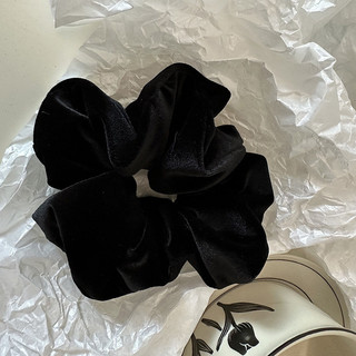 Cột Tóc Vải Scrunchies nhung màu đen  vải nhung mềm mại, có độ bóng nhẹ