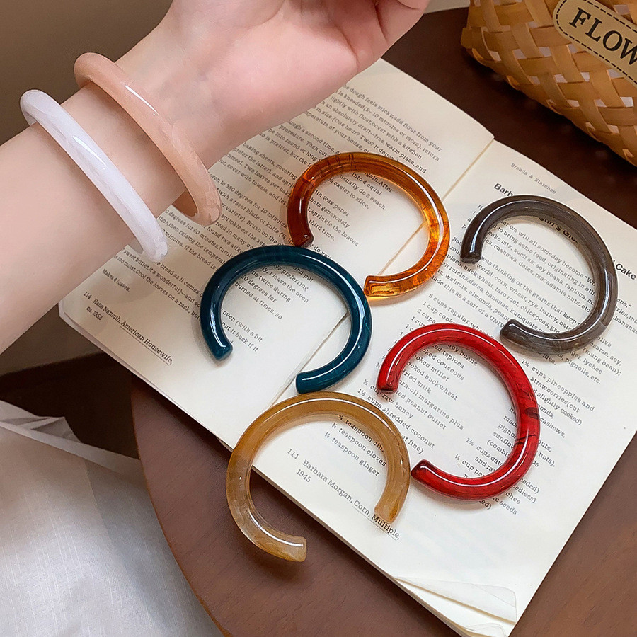 Vòng tay mở họa tiết màu đỏ, thiết kế sinh động, phù hợp trang sức hàng ngày