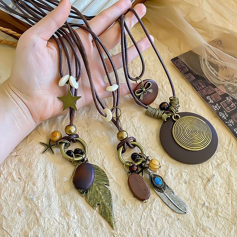 Vòng cổ thời trang retro với lông vũ mặt dây chuyền, phù hợp cho áo len