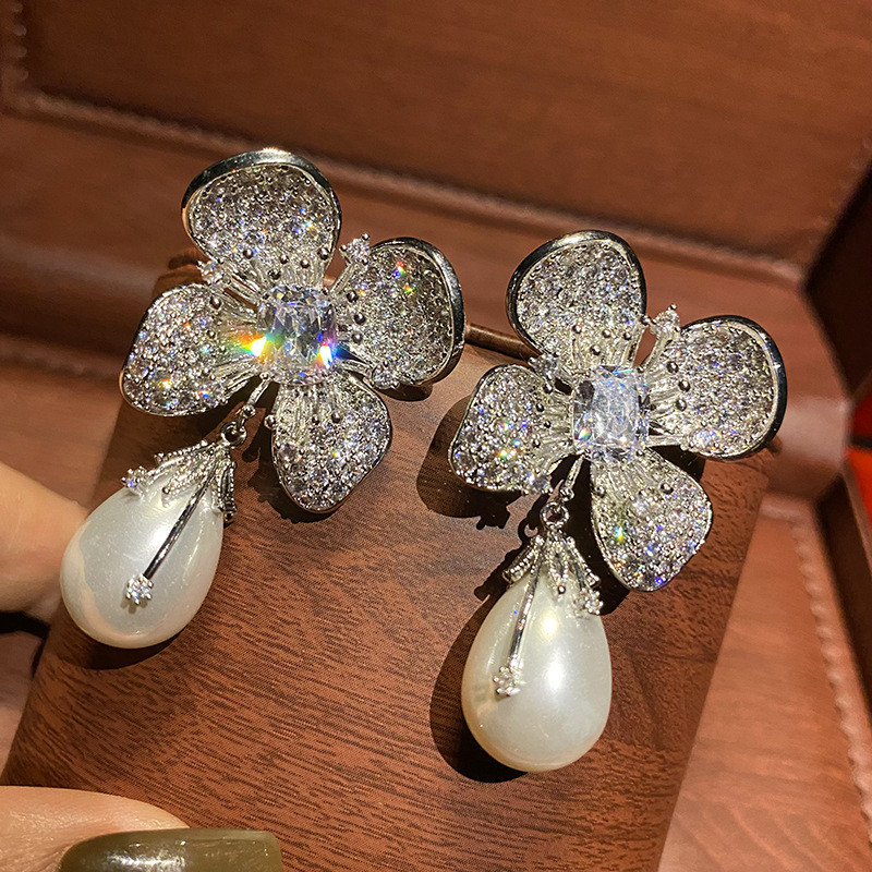 Bông tai tinh tế hình ngọc trai Zircon Bông tai tinh tế sang trọng
