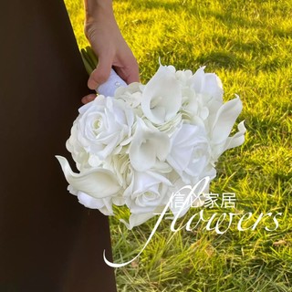 Bó hoa cưới cầm tay cô dâu phối hoa tú cầu, hoa hồng và hoa rum trắng nhân tạo bó dáng tròn R562