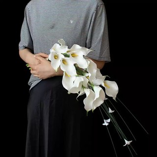 Bó hoa hoa loa kèn trắng, giọt nước, bó hoa, ảnh cưới cô dâu, cắm hoa, hoa giả, ảnh cưới studio