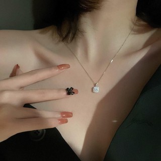 Dây chuyền titan mặt vuông đính đá sang chảnh