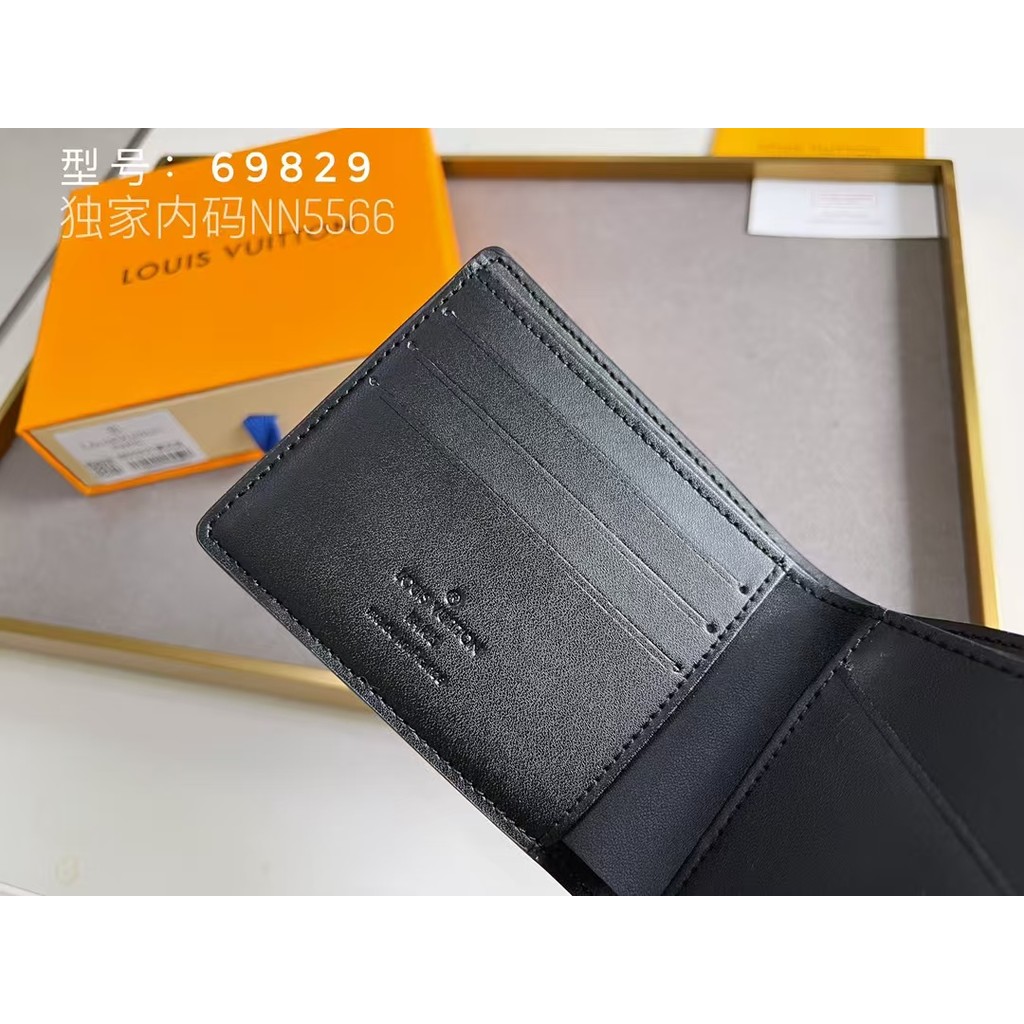 Chuẩn bị gửi hàng du lịch, hành lý, phụ kiện du lịch, túi đựng đồ du lịch M69829