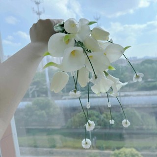 Bó hoa cưới cầm tay cô dâu từ hoa rum và tulip dáng giọt nước R245