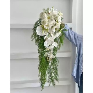 Bó hoa cưới cầm tay cô dâu dáng thác đổ từ hoa trắng và lá xanh sang trọng C0145