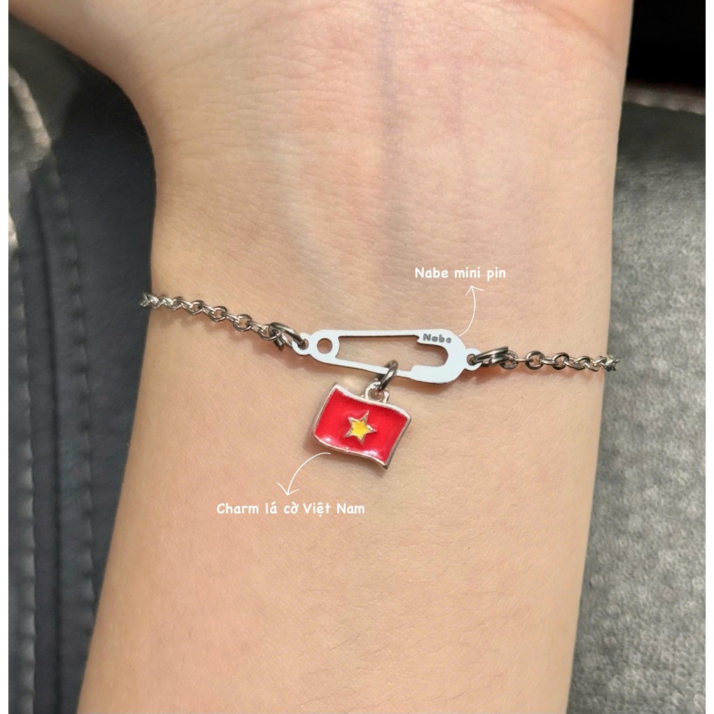 Vòng tay nữ safety pin charm Cờ Việt Nam - Lắc tay nữ gắn charm lá cờ ...
