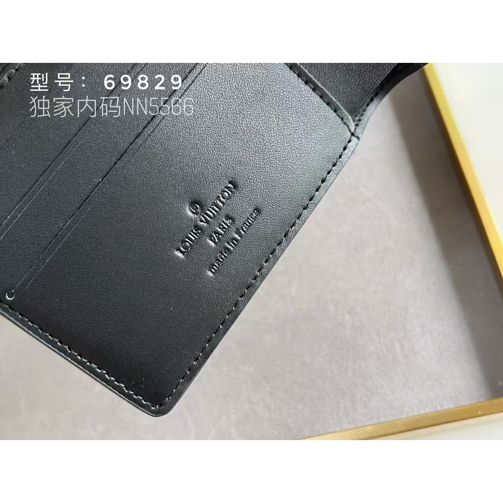 Chuẩn bị gửi hàng du lịch, hành lý, phụ kiện du lịch, túi đựng đồ du lịch M69829
