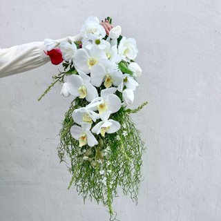 Bó hoa cưới thác đổ kiểu Hàn Quốc từ hoa lan và cỏ xanh